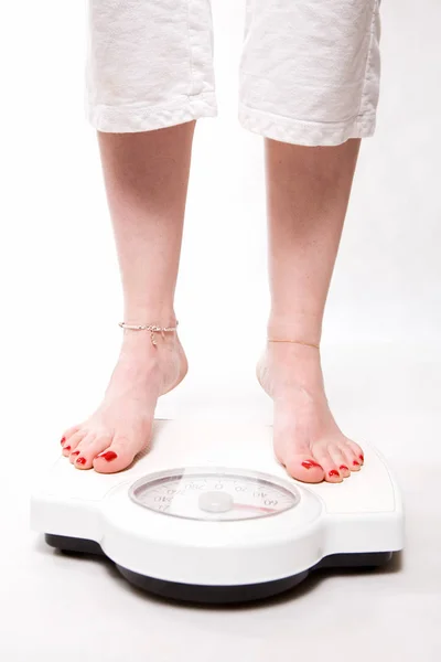 白い背景で体重計を測定する女性は — ストック写真
