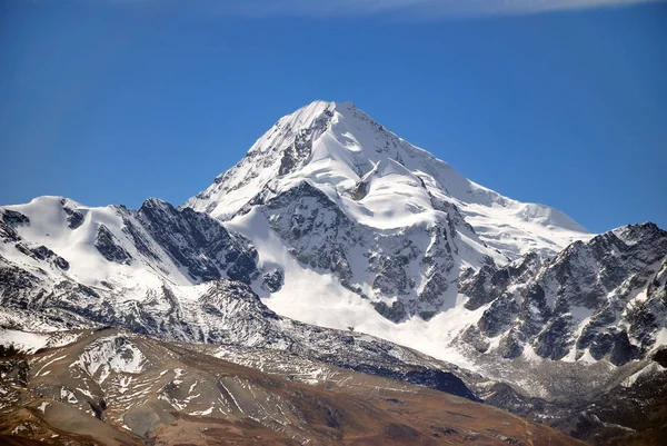 Karlı Mavi Gökyüzü Olan Dağ Manzarası — Stok fotoğraf