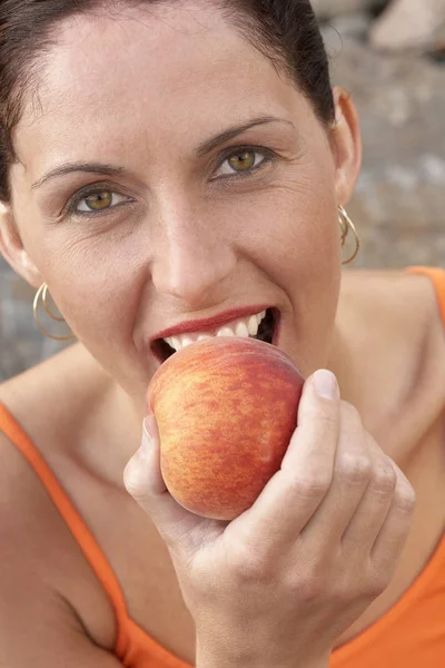 Woman Eating Apple Her Hand — Stock Photo, Image