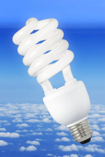 Energiesparlampe Und Himmel — Stockfoto