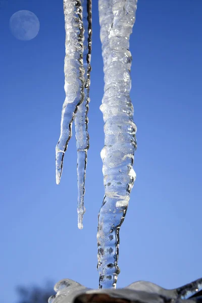 Jégcsapok Hideg Téli Napokon — Stock Fotó