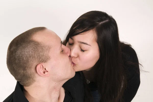 Крупним Планом Молода Поцілунки Пара — стокове фото