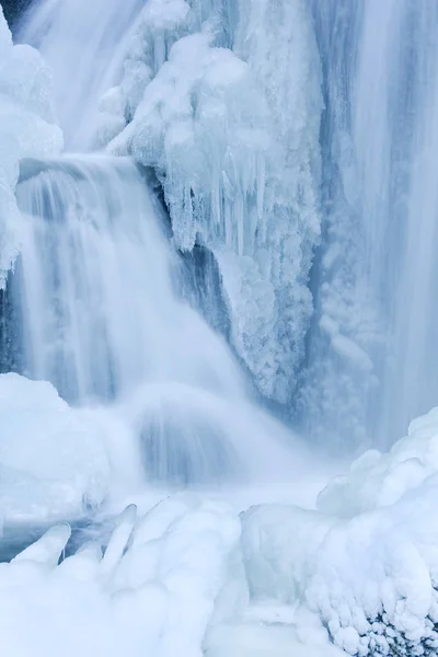 Bella Cascata Sullo Sfondo Della Natura — Foto Stock