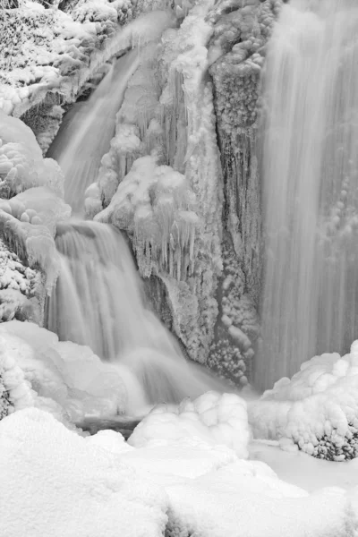 Hermosa Cascada Sobre Fondo Naturaleza — Foto de Stock