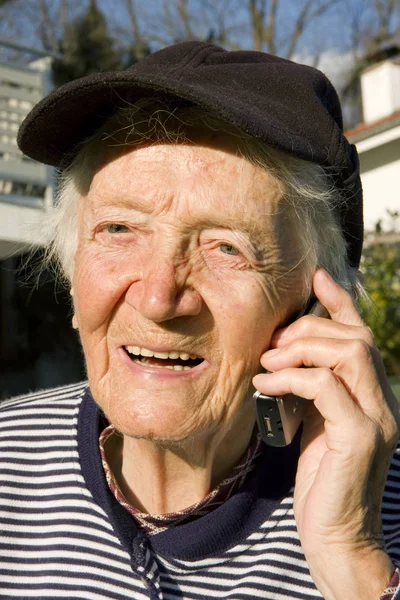 Портрет Пожилой Женщины Разговаривающей Телефону — стоковое фото