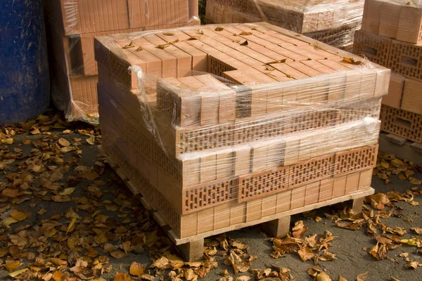 倉庫での販売のための木製パレットのスタック — ストック写真