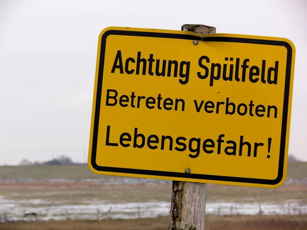 Warnschild Auf Der Straße — Stockfoto