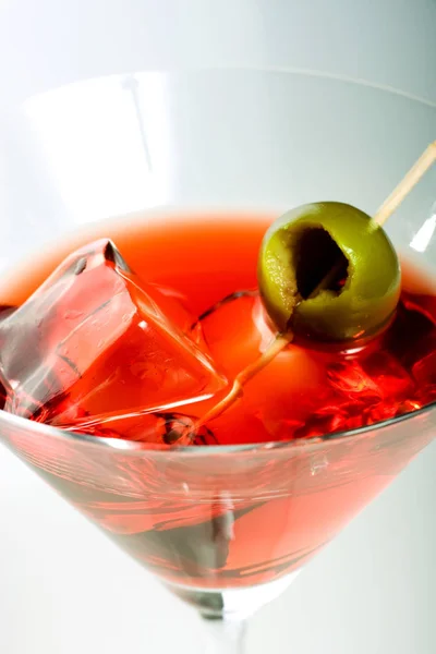 Martini Pohár Olívával Jégkockával — Stock Fotó