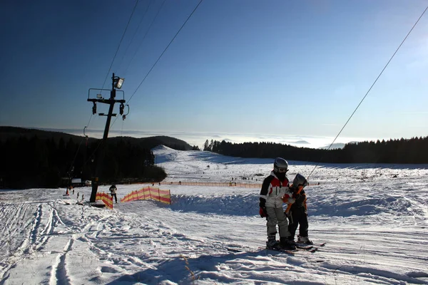 Kayakçılarla Kayak Kaldırma Habigh Wald — Stok fotoğraf