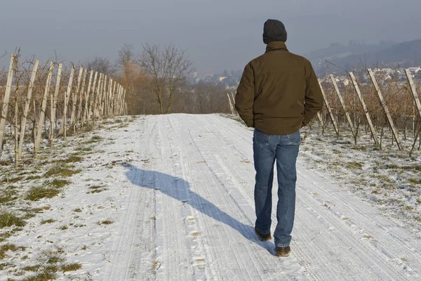 Άντρας Χειμωνιάτικα Ρούχα Περπατούσε Στο Δρόμο — Φωτογραφία Αρχείου