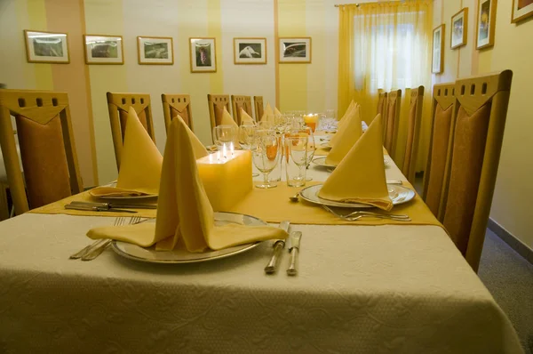 Laid Table Yellow Napkins — Stock Photo, Image