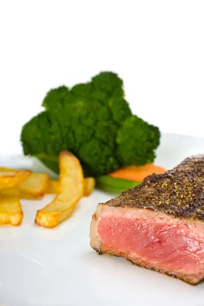 Steak Grillé Sur Une Assiette Avec Frites Légumes — Photo