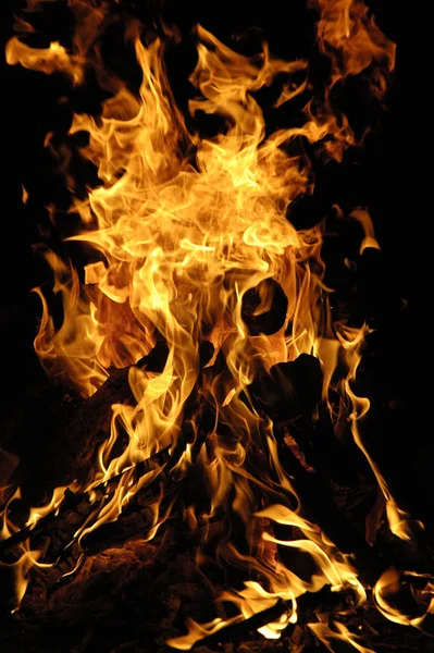 Sıcak Alev Yanan Kırmızı Ateş — Stok fotoğraf