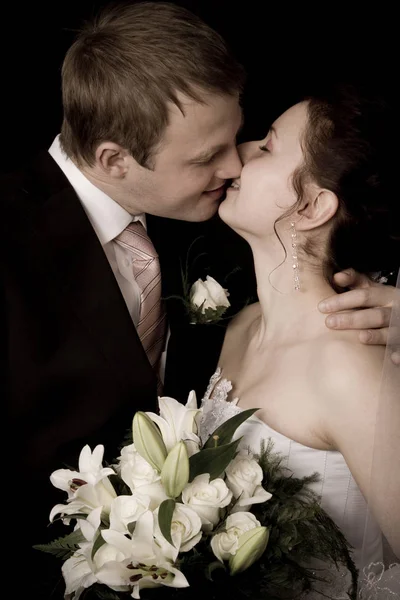 Braut Und Bräutigam Küssen Sich — Stockfoto