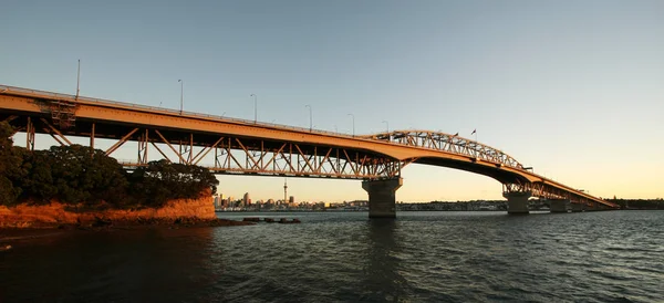 黄昏时分的奥克兰海港大桥 — 图库照片