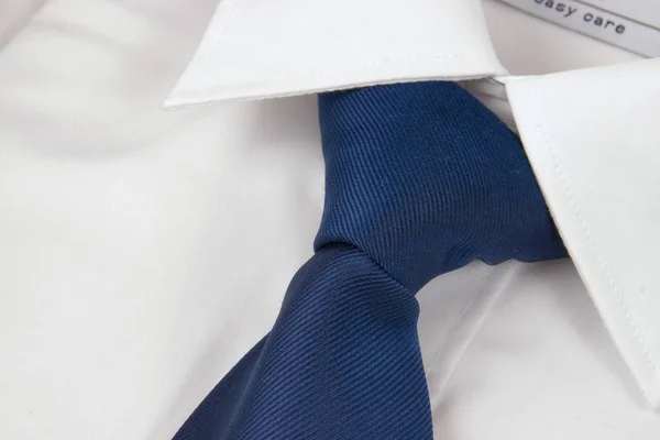 男式衬衫的特写 系带领带 以白色背景隔开 — 图库照片