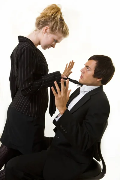 黒のスーツの男と女を愛し弓で縛る若いカップル — ストック写真