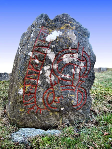 Alter Stein Auf Dem Gras — Stockfoto