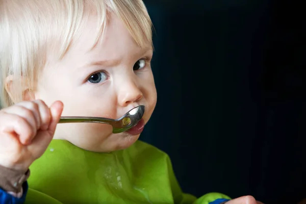 スプーンで食べる子供 — ストック写真