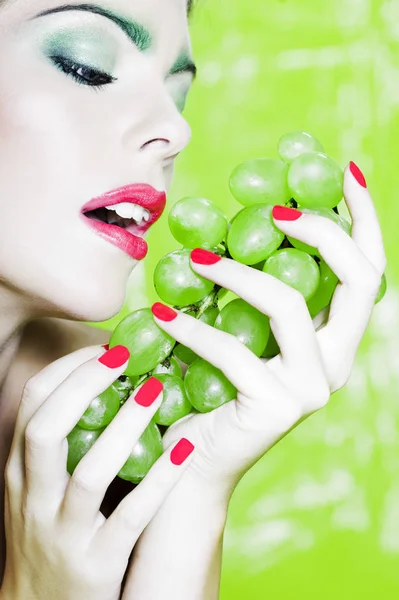 Mujer Joven Con Labios Rojos Uñas Verdes — Foto de Stock