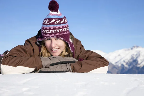 Frau Winterkleidung Und Hut Mit Snowboard — Stockfoto
