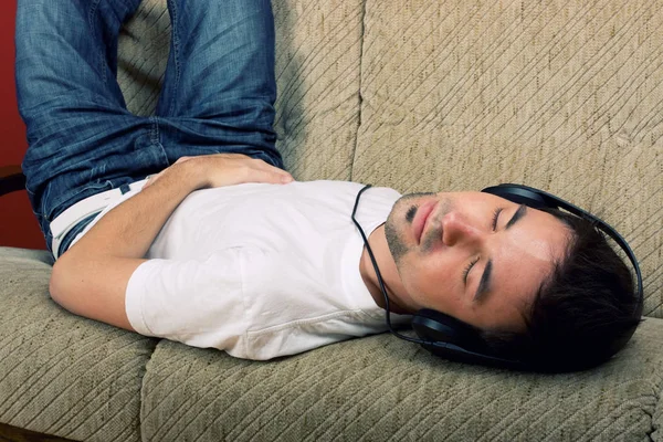 Couché Jeune Homme Écoutant Musique — Photo
