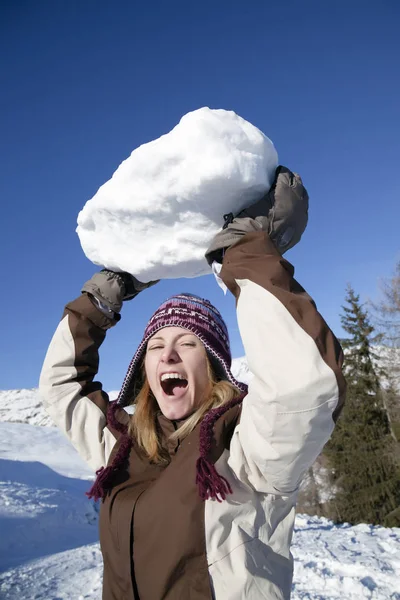 Szczęśliwa Młoda Kobieta Śniegu Zimowym — Zdjęcie stockowe
