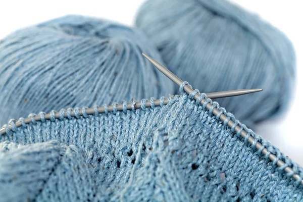 編み物用の青とグレーのウール糸 — ストック写真