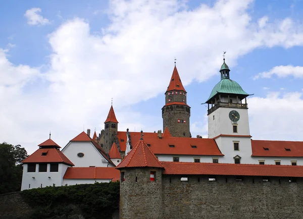 Castle Bouzov 旅行和建筑概念 — 图库照片