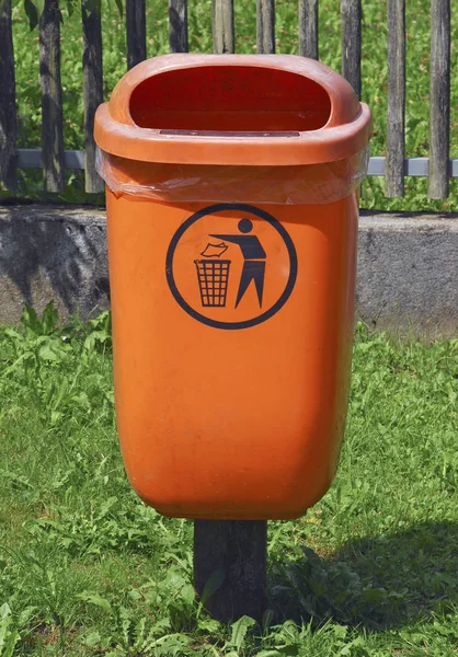 Eine Plastikmülltonne Park — Stockfoto