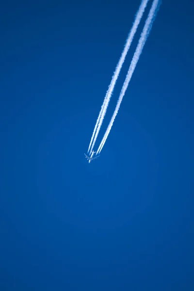 Pára Stezka Obloze Linie Tvaru Mraků Produkovaných Letadlem — Stock fotografie