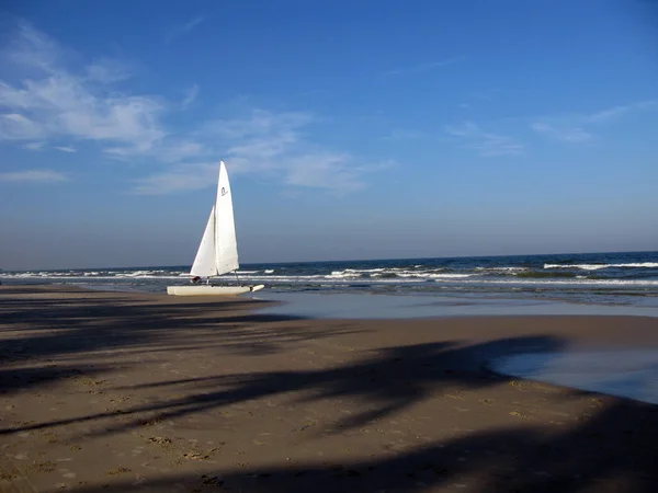 Voilier Sur Plage Avec Ombres Soir — Photo