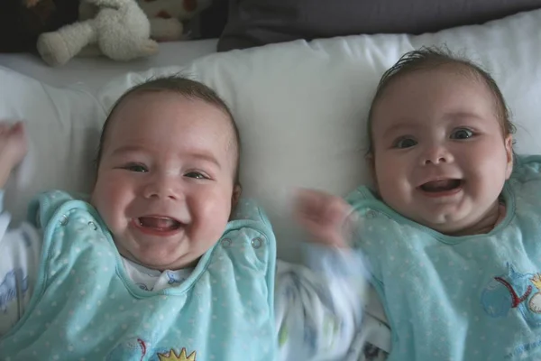 Smích Baby Twin Pár — Stock fotografie