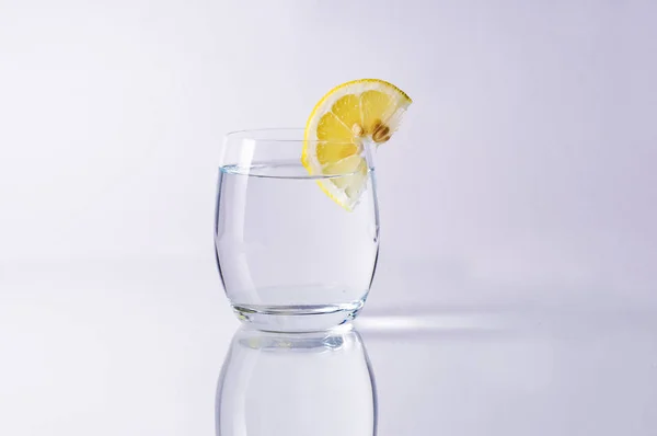 Glas Citronsaft Vit Bakgrund — Stockfoto