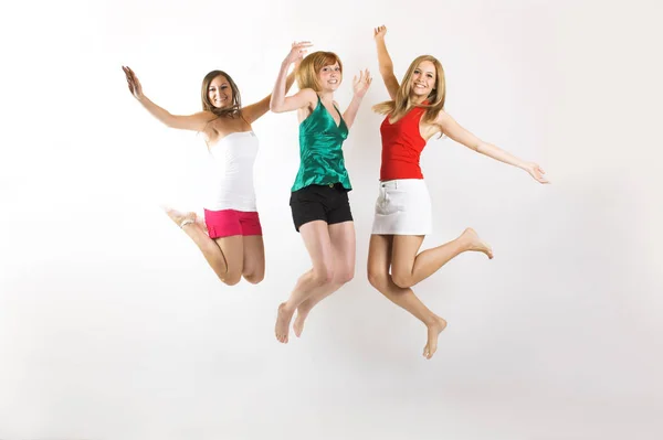 Drie Jonge Vrouw Springen — Stockfoto