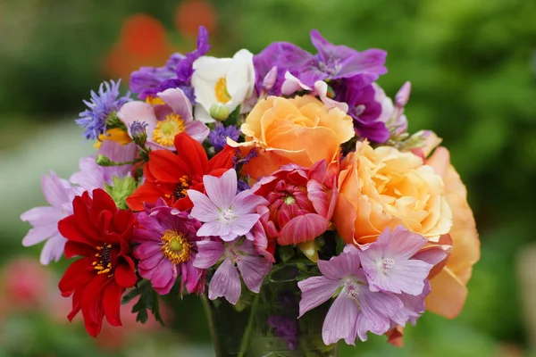 Fiori Estivi Sul Tavolo Giardino — Foto Stock