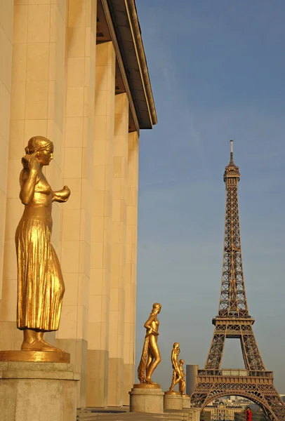 Torre Eiffel Com Estátua — Fotografia de Stock