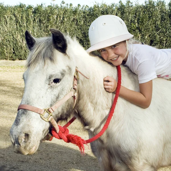 Jong Meisje Een Pony — Stockfoto