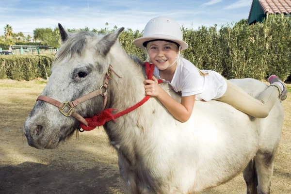 Jong Meisje Een Pony — Stockfoto