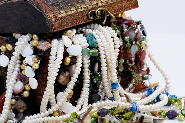 Skrzynia Pełna Skarbów Biżuterii — Zdjęcie stockowe