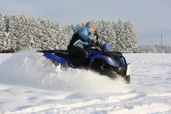 Man Rijden Sneeuwscooter Sneeuw — Stockfoto