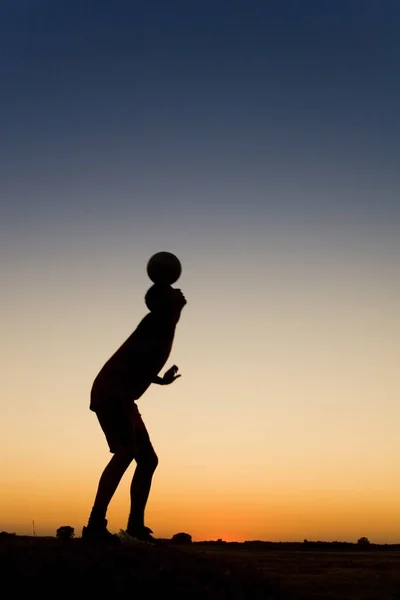 Spormans Siluetthe Está Jugando Fútbol —  Fotos de Stock