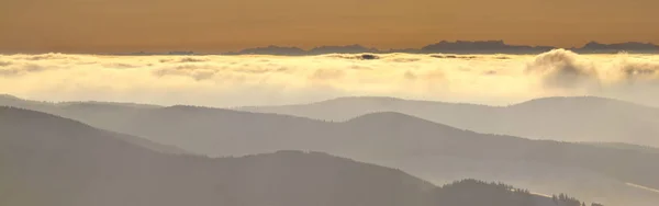 Vista Panorâmica Bela Paisagem Com Gama Montanhas — Fotografia de Stock