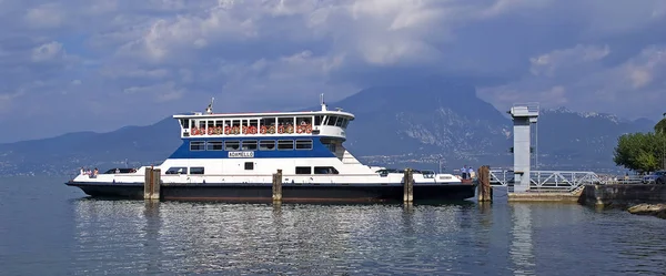 Ferry Boat Στη Λίμνη Garda — Φωτογραφία Αρχείου