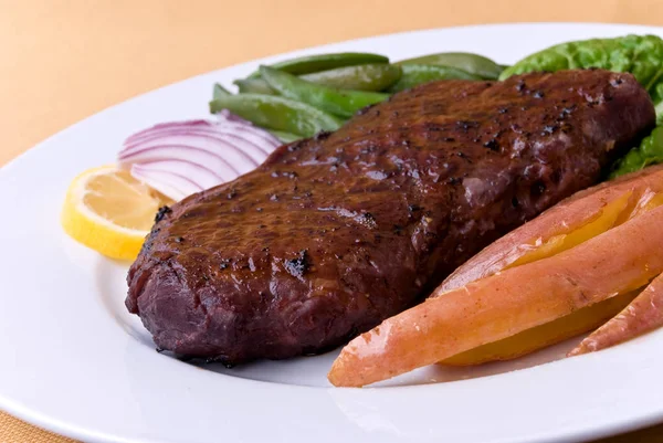 Kırmızı Patatesli Biftek — Stok fotoğraf