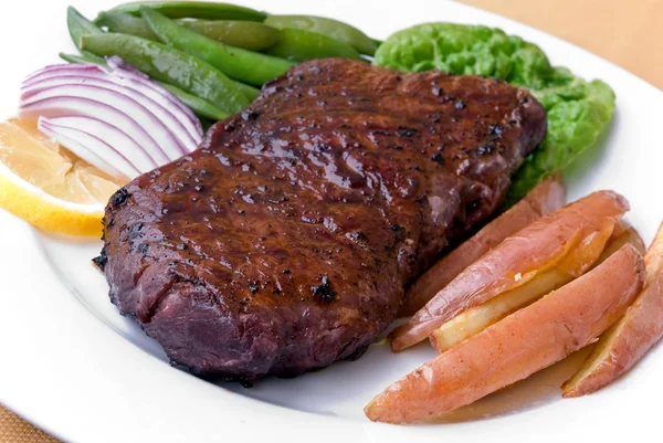Kırmızı Patatesli Biftek — Stok fotoğraf