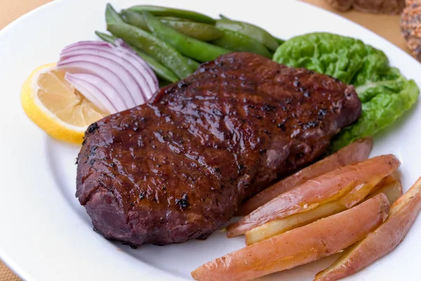 Rôti Boeuf Avec Pommes Terre Rouges — Photo