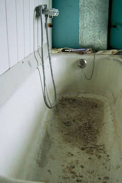 浴缸里的残留物是从下面的水槽里倒出来的 几年前 下水道被堵塞了 — 图库照片
