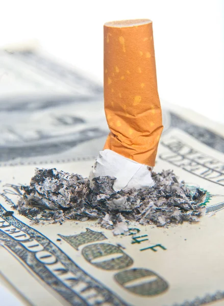 Cigarette Butt Layng Money — стоковое фото