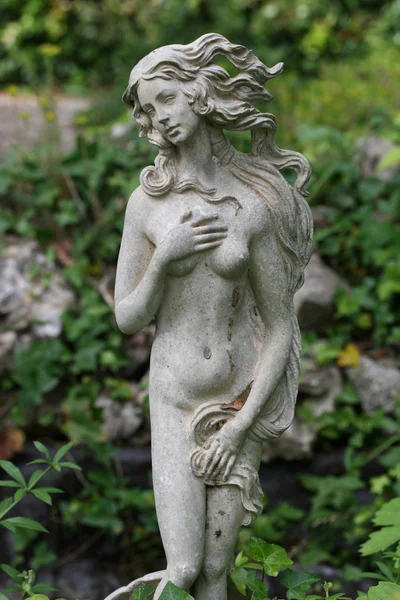 Statue Une Jeune Femme Dans Parc — Photo